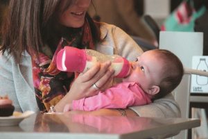 Butelka z dozownikiem dla niemowląt pozwala na szybkie i łatwe przygotowanie mleka.