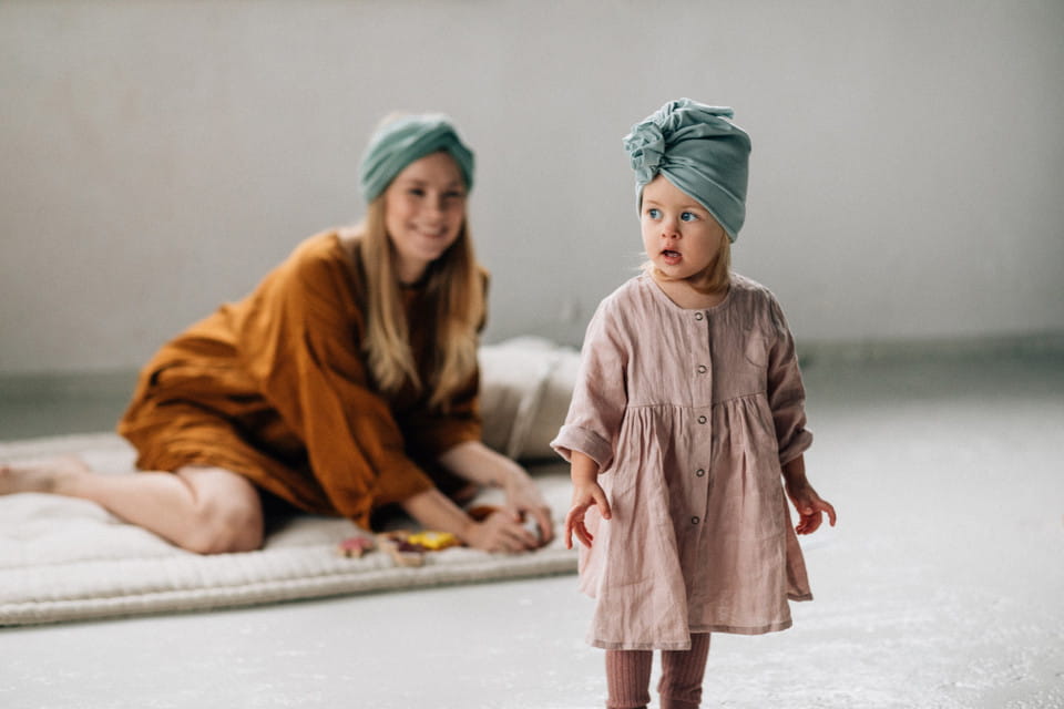 Turbany dla niemowląt to ochrona przed zimnem oraz słońcem.