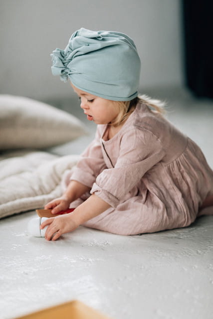 Turbany dla niemowląt to modne i wygodne nakrycia głowy.