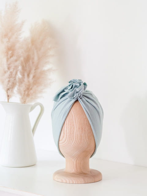 Turbany dla niemowląt wykonane są z bawełny organicznej.